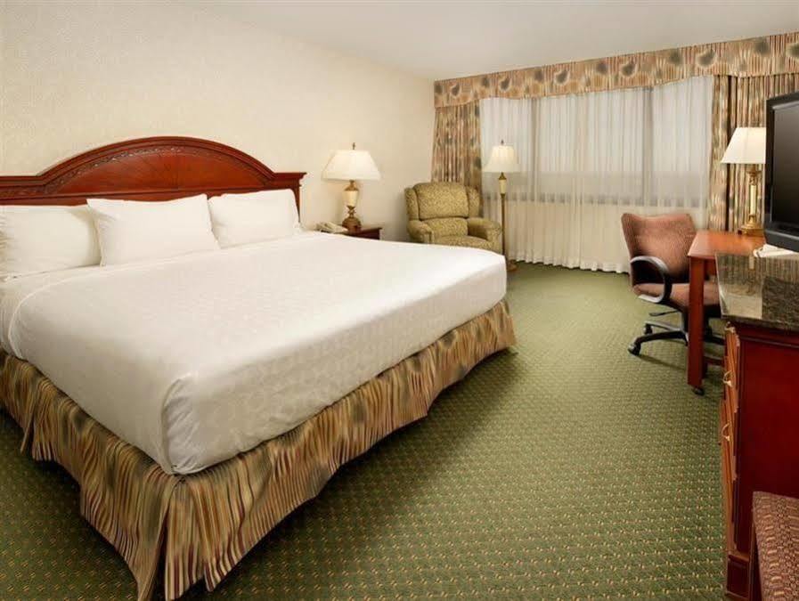 Drury Inn & Suites St. Louis Creve Coeur Esterno foto